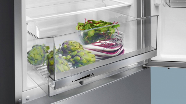 Холодильник з нижньою морозильною камерою Siemens KG39NXI306