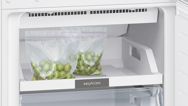 Холодильник з нижньою морозильною камерою Siemens KG36NNW30