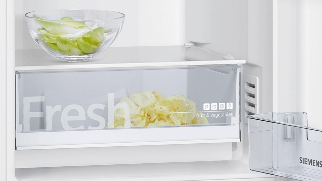 Холодильник з нижньою морозильною камерою Siemens KG36NNW30