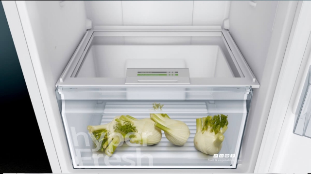 Холодильник з нижньою морозильною камерою Siemens KG39NUW306